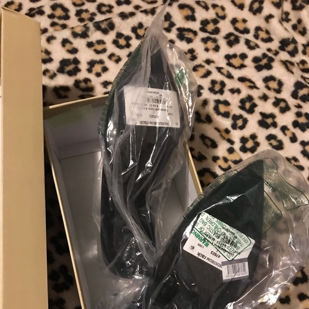 Michael Kors NWT Alina Flex Pointed Toe Kitten Heel Pump in Size 7 - HOST PICK ๐ - Picture 11 of 16